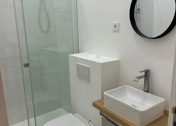Modern Bedroom In בית הארחה ליסבון