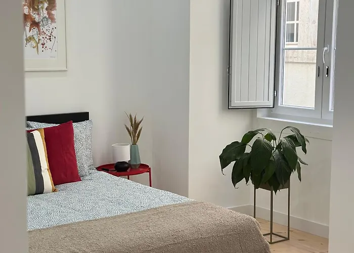 Modern Bedroom In בית הארחה