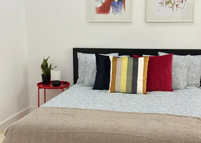 Modern Bedroom In בית הארחה 3*