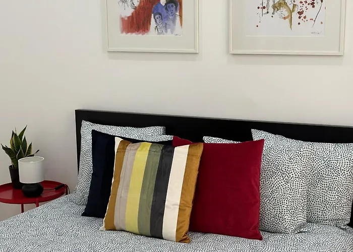 Modern Bedroom In Affittacamere Lisbona